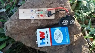 Simple magnet polarity detection circuit