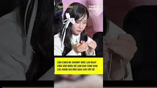 Cận cảnh B&eacute; Cherry m&oacute;c len ngay giữa s&acirc;n khấu để l&agrave;m qu&agrave; tặng cho c&aacute;c khắn giả đến giao lưu với c&ocirc;