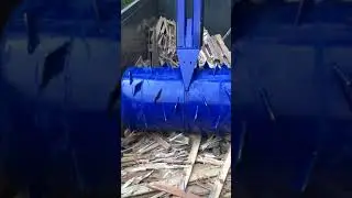 Compactage d'une benne remplie de bois par un Roll-Packer fixe Bergmann