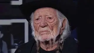 Vid nittiotv&aring; pratar Willie Nelson &auml;ntligen om John Denver
