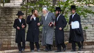 האדמו''ר מ'מבקשי אמונה' בנאות דשא בצפת | The Rebbe of Mevakshei Emunah Walking in the City of Tzfat