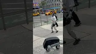 This happens only in NewYork City 😳 #robot #robotwalking #NYC #citywalk #futureisnow