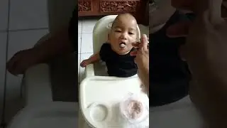 👶 : sarapan disuapin sama papa yeee  #AxelBarraDevandra #bayilucu #bayipintar