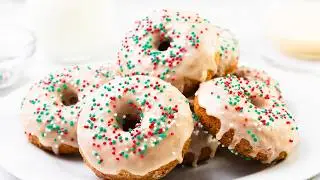 Cozy gingerbread baked donuts with spiced glaze, easy holiday baking at its best. 🎄✨