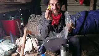外国朋友在藏族家 带外国朋友去爬梅里南坡的虫草线，已经陆陆续续有人上去挖虫草了，想去体验挖虫草的，梅里南坡虫草线欢迎你#梅里南坡 #八里达 #边玛 #户外徒步 #乡村旅游