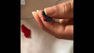 Cómo hacer un anillo con corazón en la puntada peyote par.