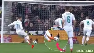CRISTIANO RONALDO LEVANTA EL BALON SIN TOCARLO 