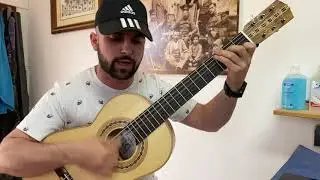 Javi de Nerpio con su guitarra Juliana.