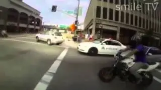 Байкер провоцирует полицейского и уезжает/Show Off Biker Taunts Cop and Gets Away