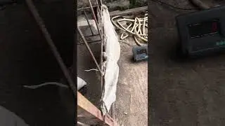Мы взвешиваем и смешиваем корм для свиней.
