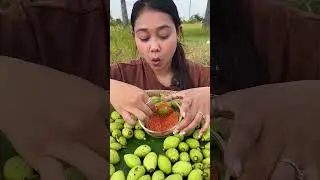 Eating tiny mango with dry spicy salt #food#epiceating #tropicalfruit #mukbang#epiceats