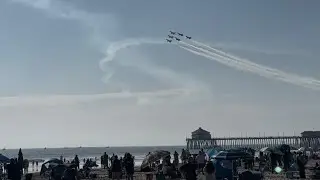 USAF Thunderbirds display team with a formation loop at the Pacific Airshow LA in F-16 fighter jets