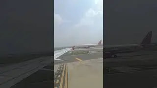 FLIGHT CROSSING IN THE RUN WAY #flight #pilot #airport #aerostreet #flightreacts #amazing #pilotlife