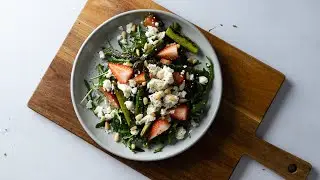 Gr&uuml;ner Spargelsalat mit Erdbeeren & Feta