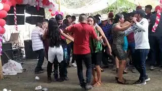 Grupo Obsesión Musical en Cacerio San Antonio mira 👇 como baila la nena.