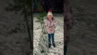 kara zrobiona 60 sekund ze śniegiem w ręce bez rękawiczek
