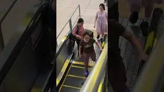 The old lady received help in public [KINDNESS MAN] #kindness #respect #goodman #happy #humanities