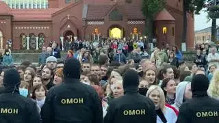 bneVideo Belarus protests female student face off against OMON and sing Belarusian folk songs on Sep