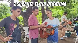 Hizo sonar las cuerdas de la guitarras y nos canto una música romántica.