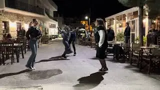 Χορεύοντας στο δρόμο…Απείρανθος Νάξος Ταβέρνα ο Ντεμπέλης Νίκσο Μπαρδάνης Καλυμνιος Κριμιτζάς