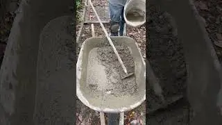 Как замешивать бетон Quikrete в тачке