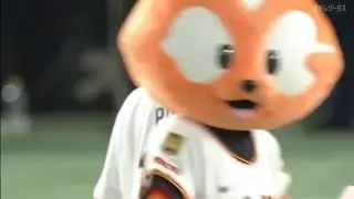 アイドルの始球式の前をカメラ目線で横切るジャビット君