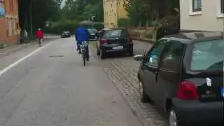 Betrunken!!! Radfahrer f&auml;llt um!!!! Lustig
