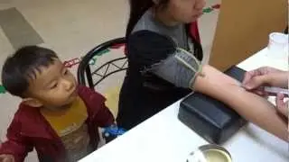 諒諒陪媽媽產檢抽血1011203
