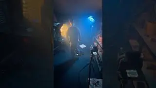 POV: вы создаете кинематографический эффект всего с помощью двух источников света #кинопроизводст...