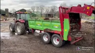 Strautmann MS 901 bezig met slootmaaisel verkleinen en vermengen met mest.