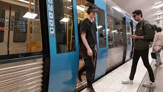 Linje 17 mot Skarpnäck ankommer och avgår från Odenplan. Stockholm Sweden Metro C25.