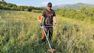 Stihl Fsa 130 with 260 mm blade cutting big dry grass. ( Motocoasa baterie la taiat de iarba uscata)