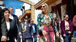 M&aacute;xima bezoekt kraampje in medina in Rabat, Marokko