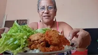 MUKBANG#COMENDO PERNIL COM MOLHO E SALADA DE ALFACE 