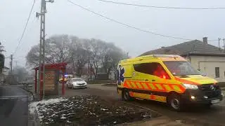 Mentő-rendőr vonul&aacute;s
