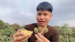 Thử Ăn Sầu Ri&ecirc;ng Si&ecirc;u Non Chấm Muối Ớt Si&ecirc;u Cay | Durian with chili salt