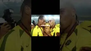 Ronaldo e Rivaldo beijando a ta&ccedil;a da copa de 2002 #ronaldo #rivaldo #edit #youtube#comment #football