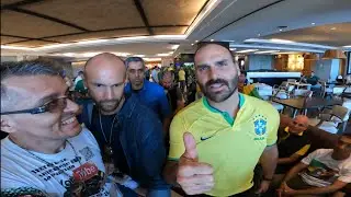 Bolsonaro saindo pro trio Copacabana 10h em 21/4