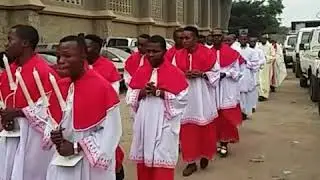 S.E ATOU MATUBUANA REMERCIE L'ÉVÊQUE DANIEL NLANDU POUR L'ORDINATION DES ABBÉ DU DIOCÈSE DE MATADI