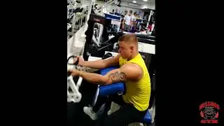 Bulldog GYM - Выполнение упражнения на бицепс в тренажере