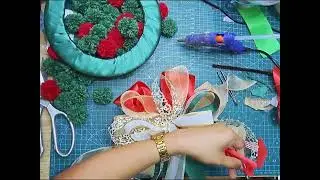 Making a pom-poms Christmas wreath. #diy #handmadecrafting #handmade
