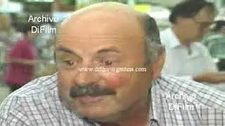 Hombre realizando las compras en supermecado de la Capital Federal 1994