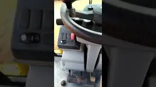 Funcionamento real dos dois estágios do botão da tração da retroescavadeira Cat 416E.