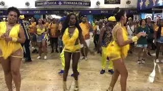 Unidos da Tijuca: passistas no último ensaio de quadra