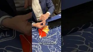 Распаковка кольца весом пять с половиной карат в казначейском хранилище.