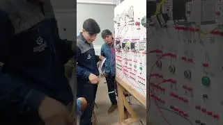 Cableado de circuito de arranque de motor de se&ntilde;alizador (foco) en tablero did&aacute;ctico 