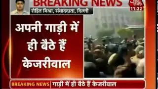 Kejriwal stopped at Rail Bhavan