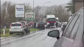 Tir travolge le auto in sosta a Le Ville