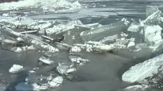 kruiend ijs op het IJsselmeer
