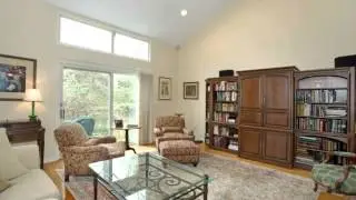 70 Fairway Cir N, Manhasset, NY 11030